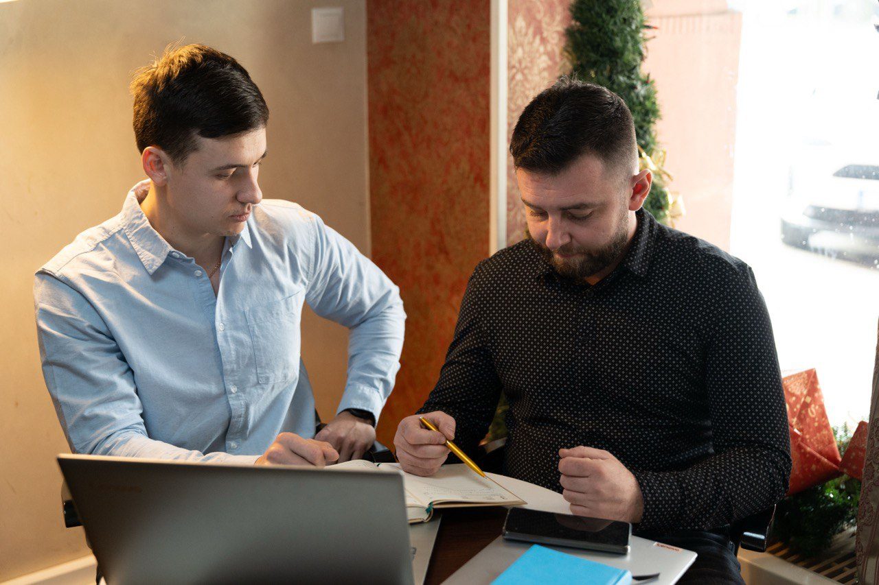 Олександр консультує клієнта з питань іпотечного кредитування
